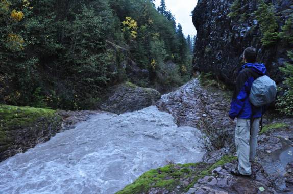 Observando o forte rio que cavou o Lava Canyon, ao sul do Mt. St. Helens, no estado de Washington, nos EUA